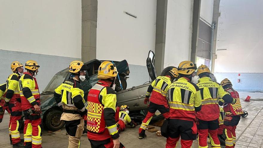 Los bomberos de la Diputación de Badajoz entrenan con vehículos de última generación para mejorar sus intervenciones en siniestros viales