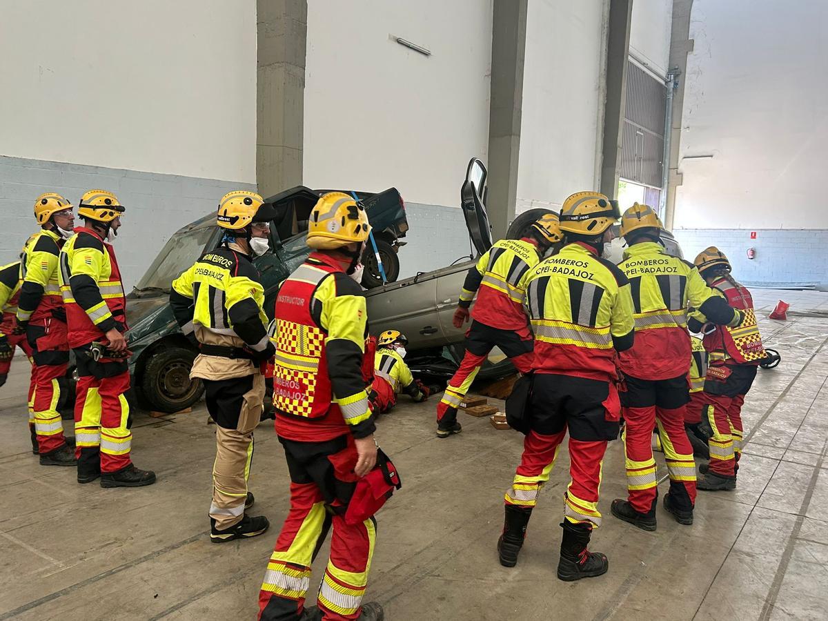 Los bomberos del CPEI entrenan con vehículos de última generación.