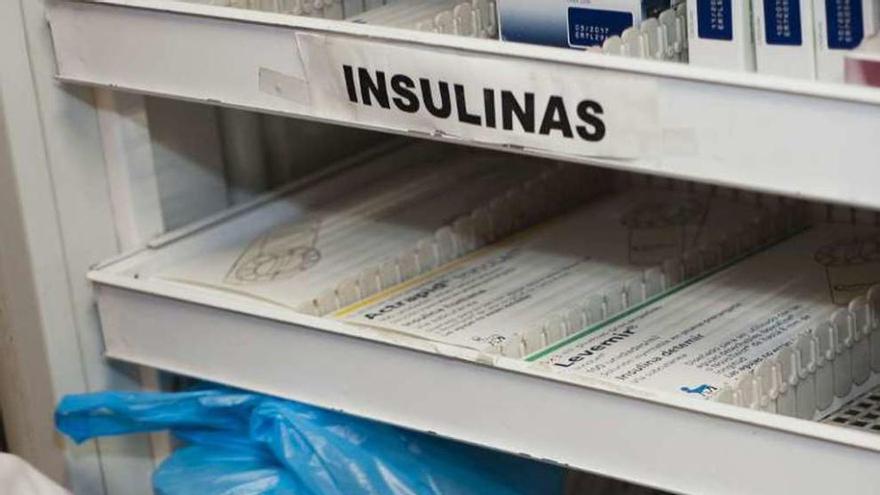 Un farmacéutico con una vacuna contra la meningitis B.