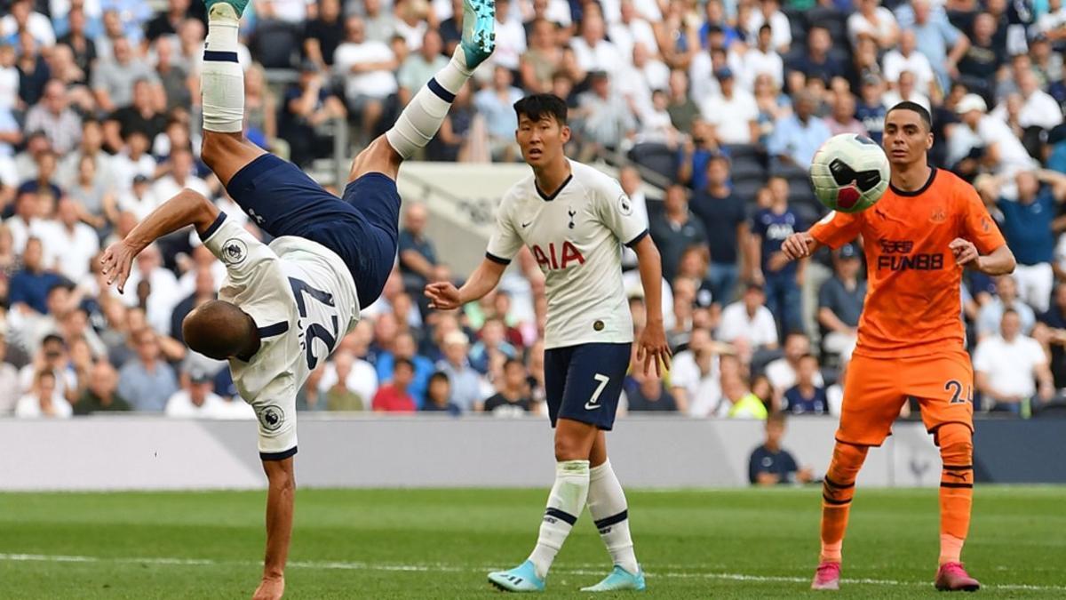 El brasileño del Tottenham Hotspur Lucas Moura (L) no tiene éxito con este intento de patada aérea durante el partido de fútbol de la Premier League inglesa entre el Tottenham Hotspur y el Newcastle United en el estadio Tottenham Hotspur de Londres.