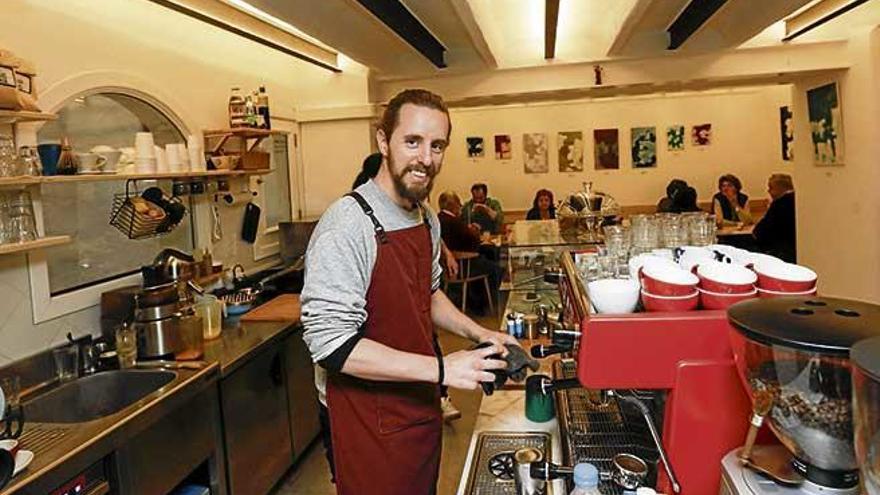 Albert Comas, en su trabajo en el café Riutort.
