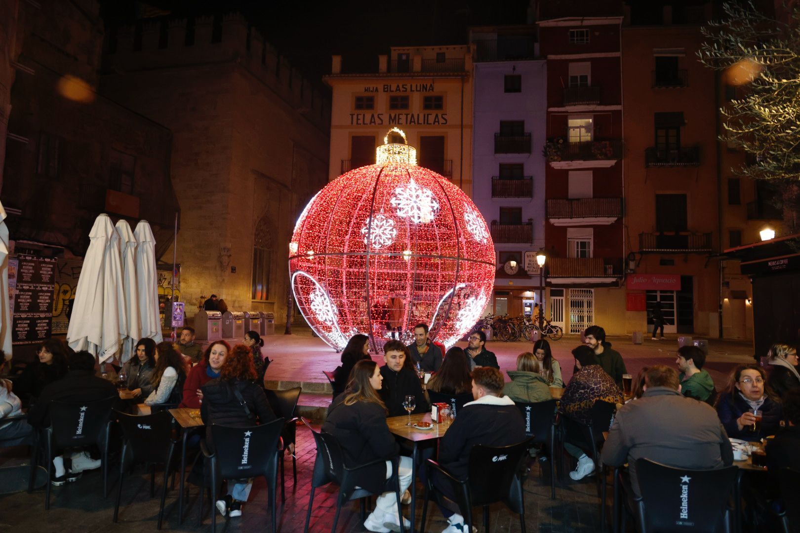 La Navidad llega a València con el encendido de luces