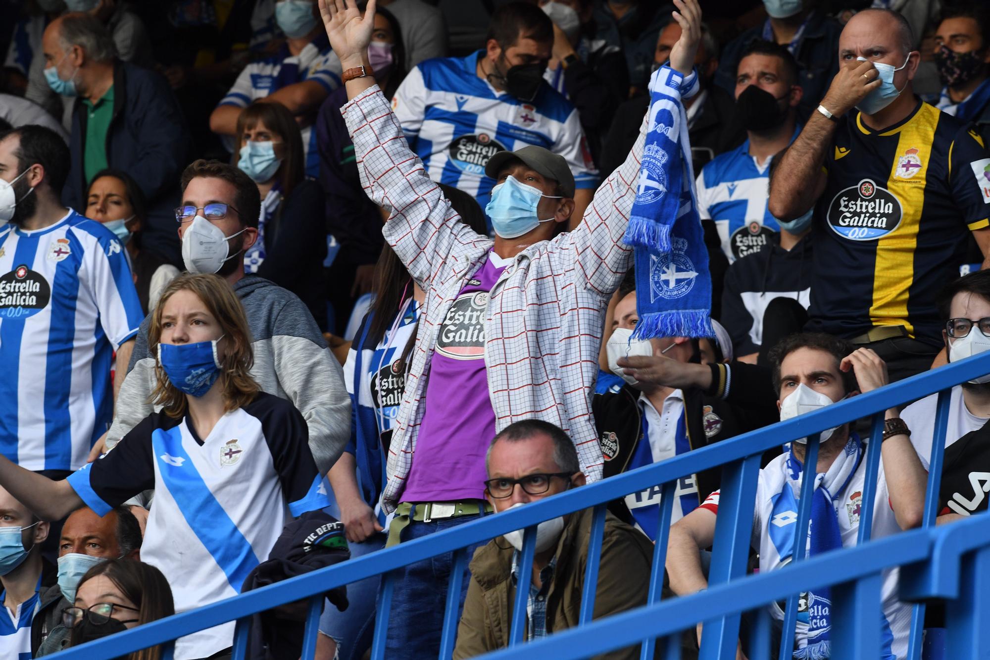 El Deportivo le gana al Badajoz y sigue de líder