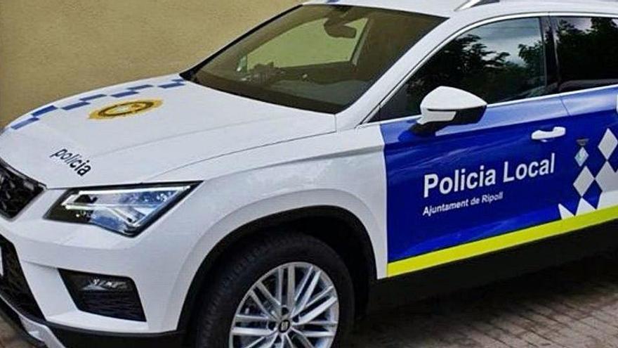 Un vehicle de la Policia Municipal de Ripoll, estacionat davant de la comissaria.