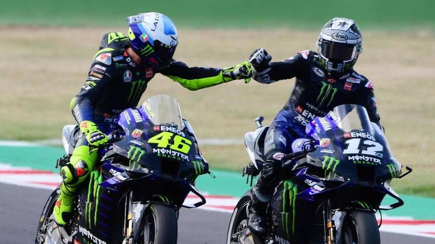 Viñales celebra la pole amb Rossi