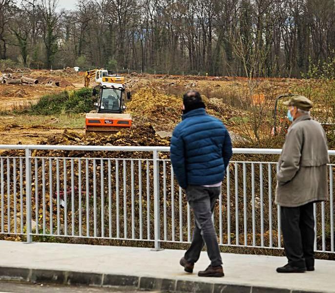 Dos curiosos observan las obras. | Juan Plaza