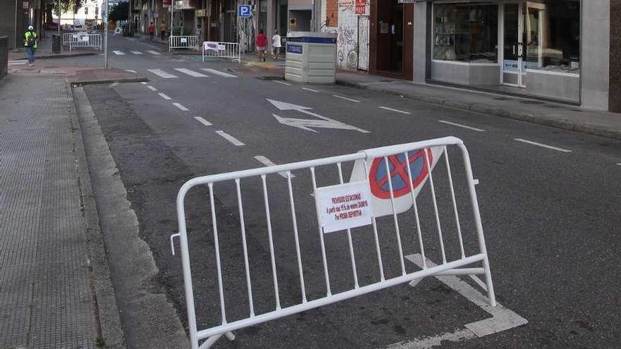 La calle Cruz Roja, cortada y vacía en el campeonato de agosto pasado. // R. Vázquez
