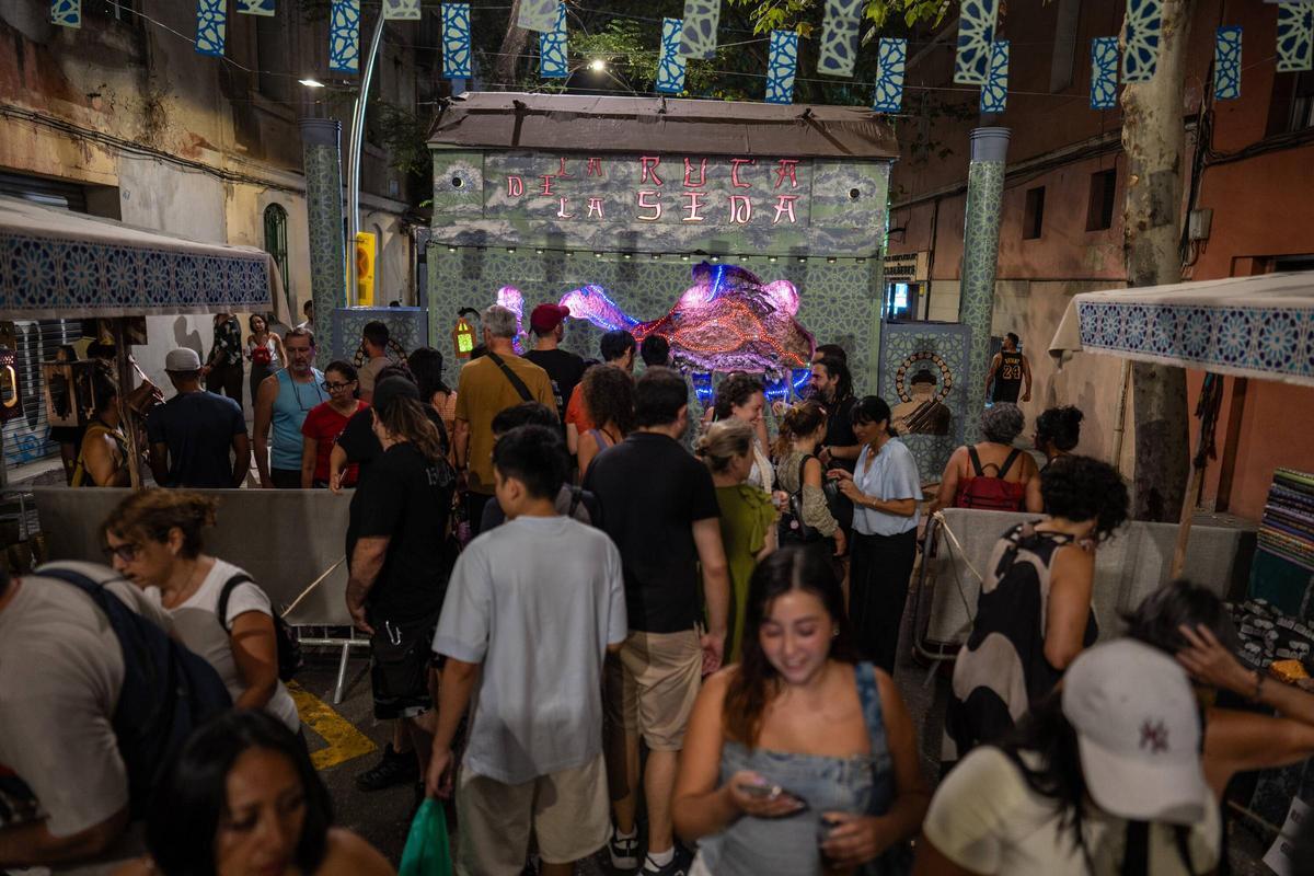 Ambiente de la calle Valladolid ganadora de la festa major de Sants recreando la ruta de la Seda