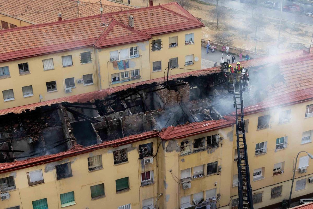 Un incendio en el barrio Miguel Hernández de Alicante deja tres vecinos y seis policías atendidos por inhalación de humo