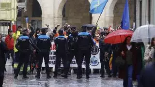 La alcaldesa de Avilés sufre un escrache durante una convocatoria institucional en memoria de las víctimas del 11M (y tiene que intervenir la Policía Local)