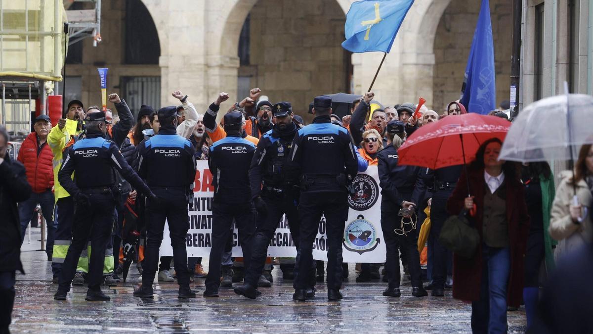 EN IMÁGENES: La alcaldesa de Avilés sufre un escrache en un minuto de silencio por las víctimas del 11M