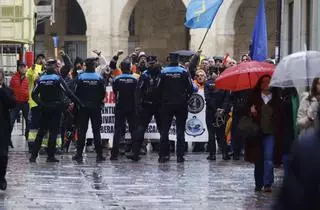 EN IMÁGENES: La alcaldesa de Avilés sufre un escrache en un minuto de silencio por el 11M