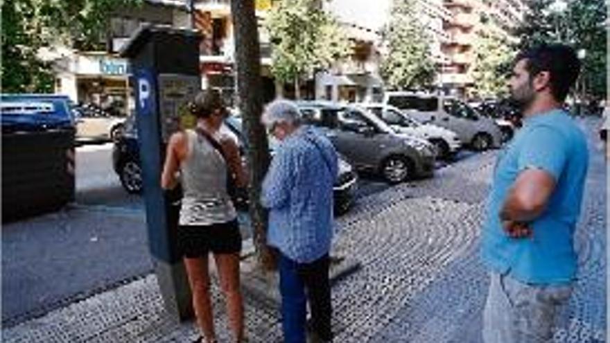 Aparcaments de zona blava situats al carrer de la Creu de Girona.