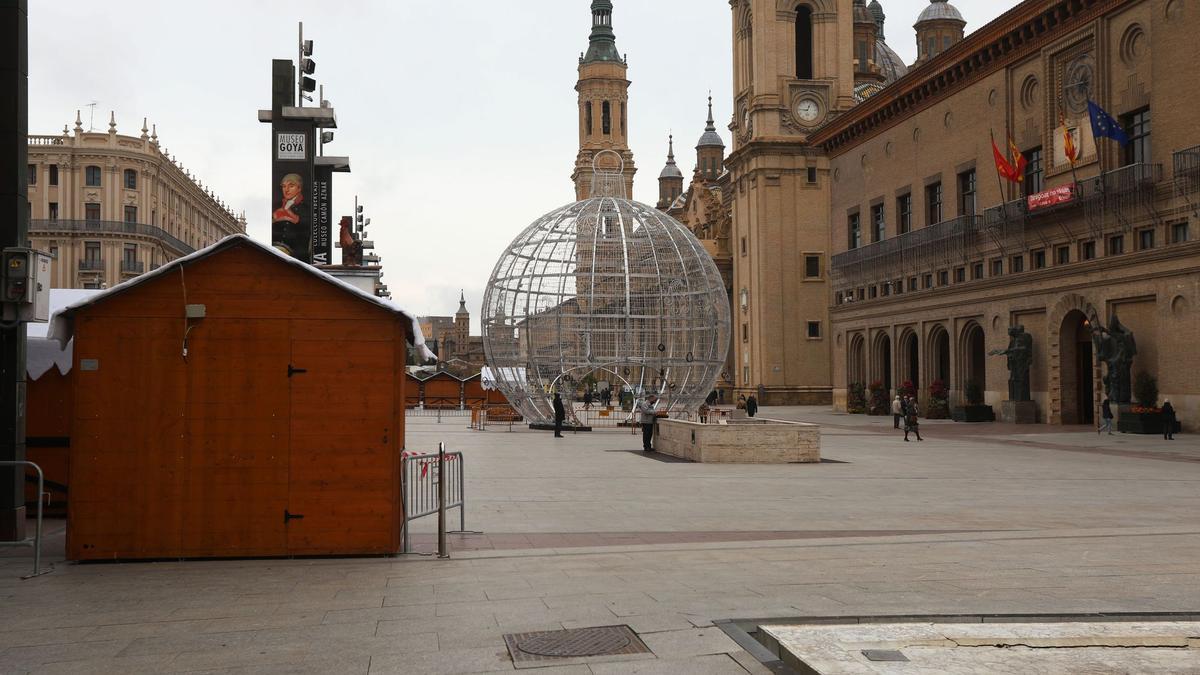 La gran bola decorativa es la novedad de este año en la plaza del Pilar