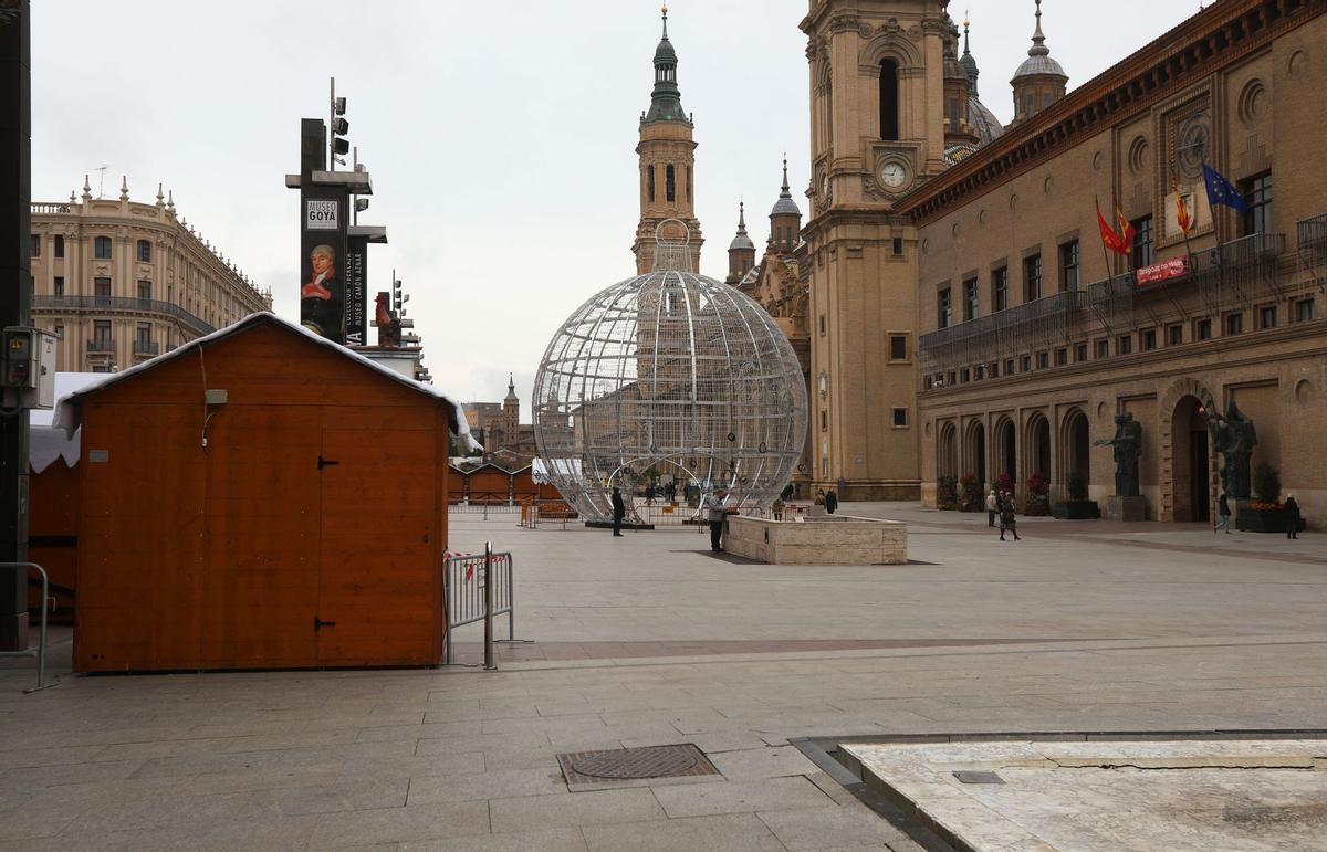 La gran bola decorativa es la novedad de este año en la plaza del Pilar