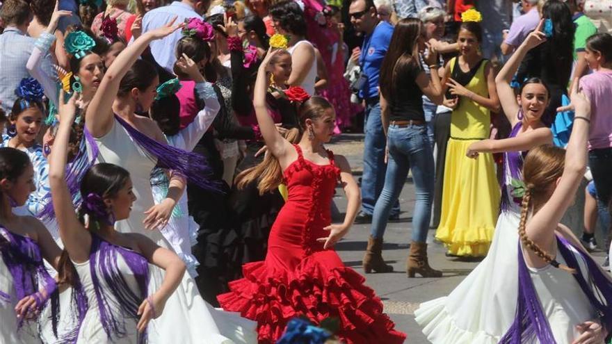 Cruces, fiestas familiares, alumnos de baile y turismo ponen Córdoba a tope