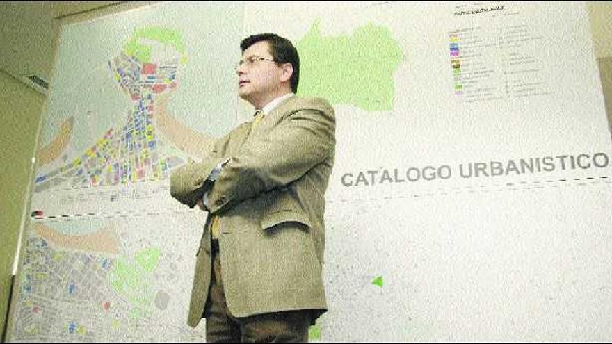 El concejal Pedro Sanjurjo, en la sala habilitada en el centro municipal integrado de El Llano para atender las consultas sobre el nuevo catálogo urbanístico.