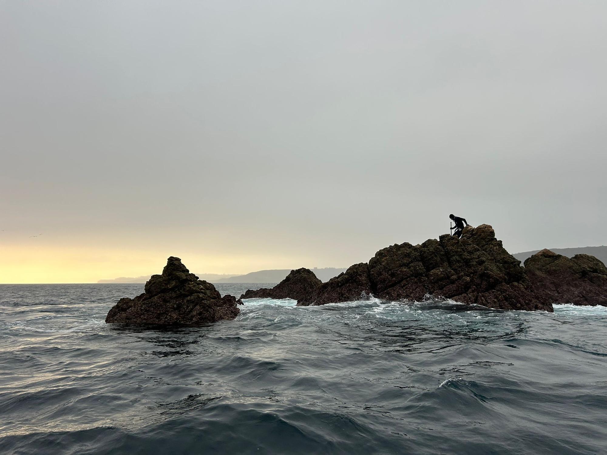EN IMÁGENES: Así luchan los mariscadores de Luanco por cada kilo de percebe en el cabo Peñas