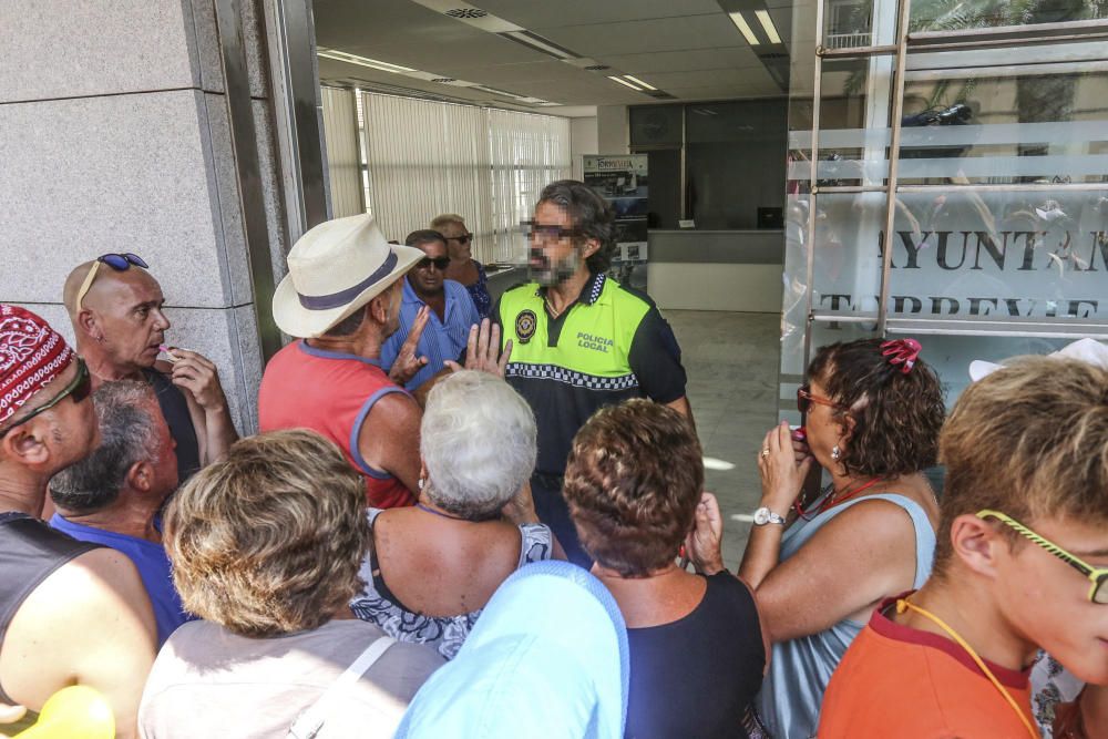 Protesta vecinos de La Mata para exigir mejoras.