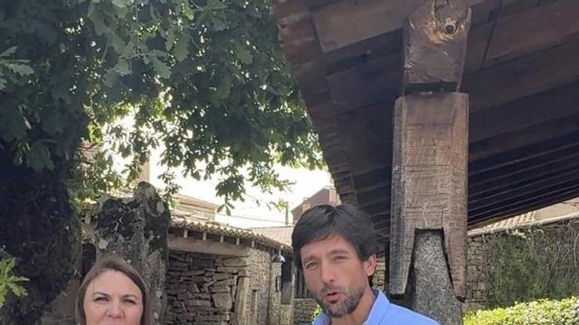 Carmen Seijas y Adrián Vázquez, en el recinto de Os Pendellos. |