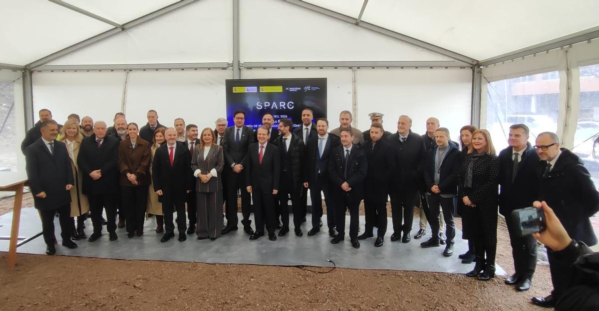 Fotografía de familia con autoridades y miembros de Sparc en la colocación de la primera piedra de la planta de chips fotónicos