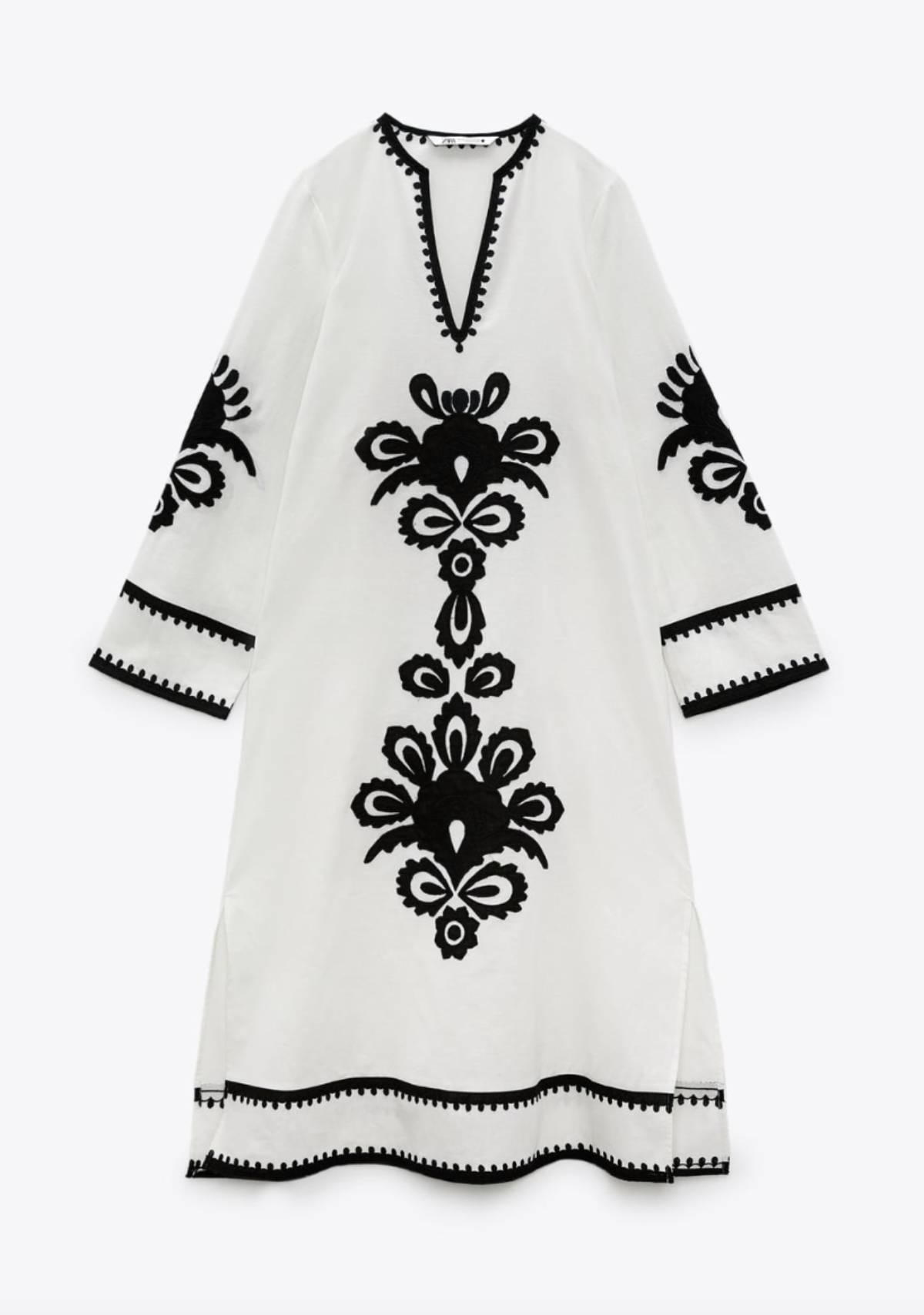 Vestido blanco con bordados negros de Zara