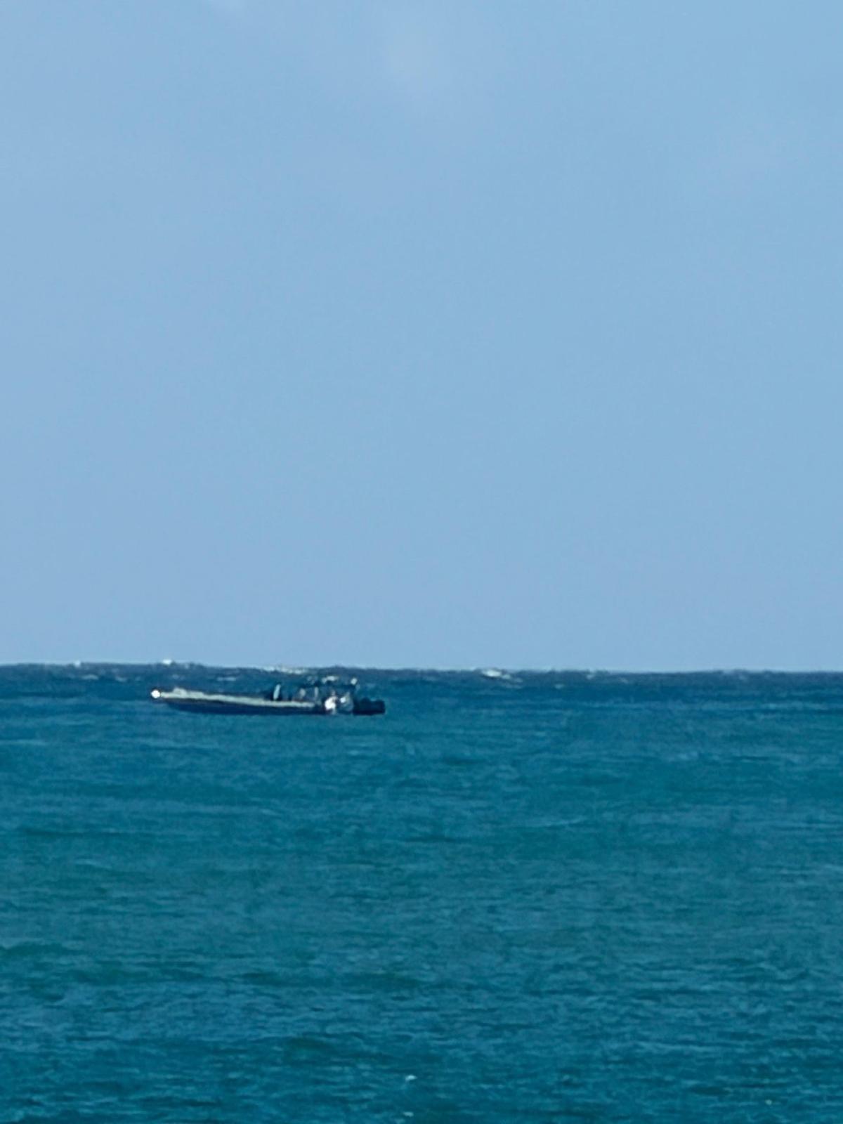 Una narcolancha fondeada frente a la playa de la Hierbabuena en Barbate el pasado diciembre.