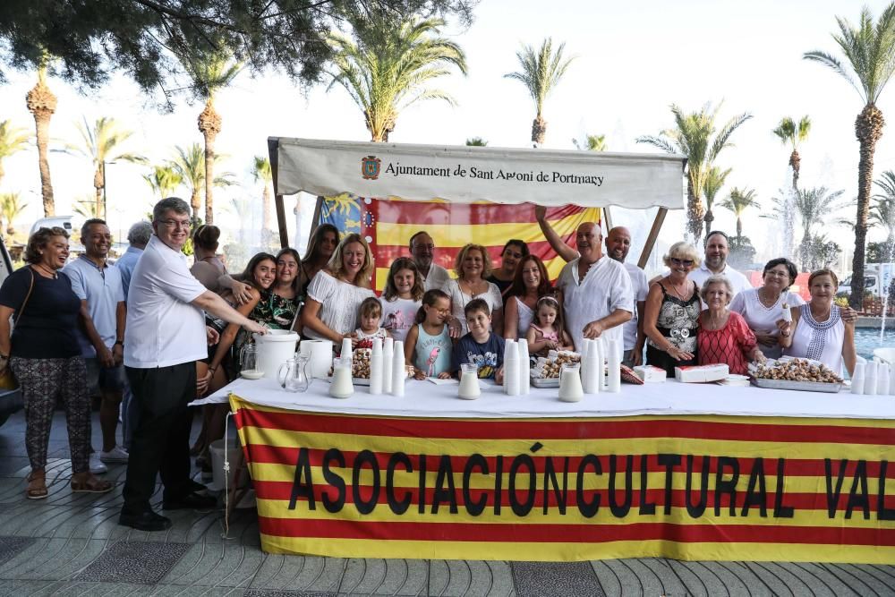 Cientos de personas acudieron ayer a Sant Antoni para celebrar las fiestas patronales con música, arte y comida