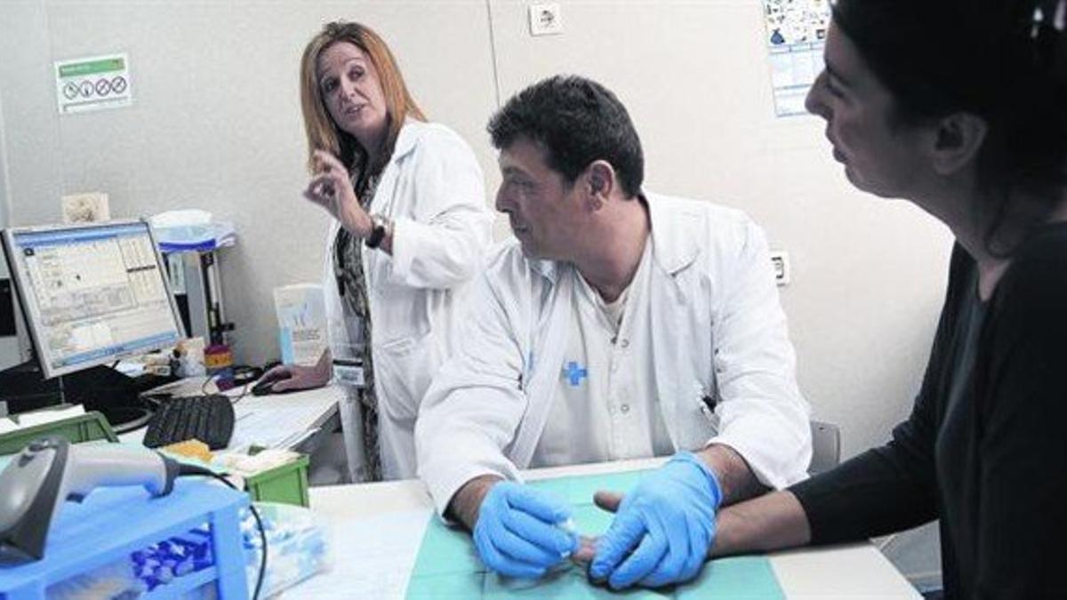 CONTROL. Prueba a una paciente en el servicio de Hematología del Hospital Vall d'Hebron de Barcelona.