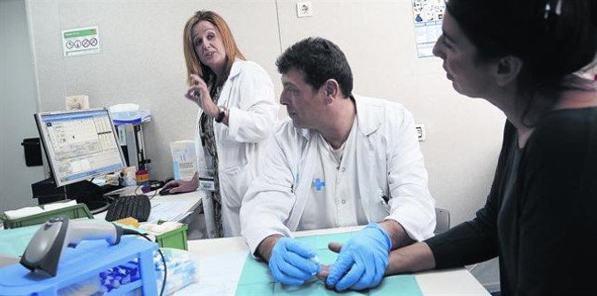 CONTROL.Prueba a una paciente en el servicio de Hematología del Hospital Vall d’Hebron de Barcelona. CONTROL.Prueba a una paciente en el servicio de Hematología del Hospital Vall d’Hebron de Barcelona.