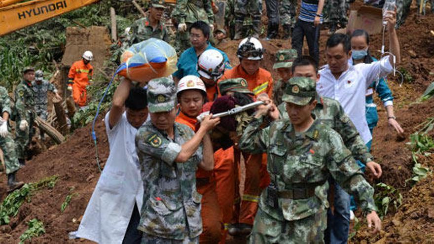 Militares chinos evacuan a la víctima de un corrimiento de tierra