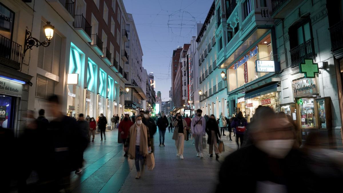 Ambiente de compras en la calle Preciados, en Madrid.