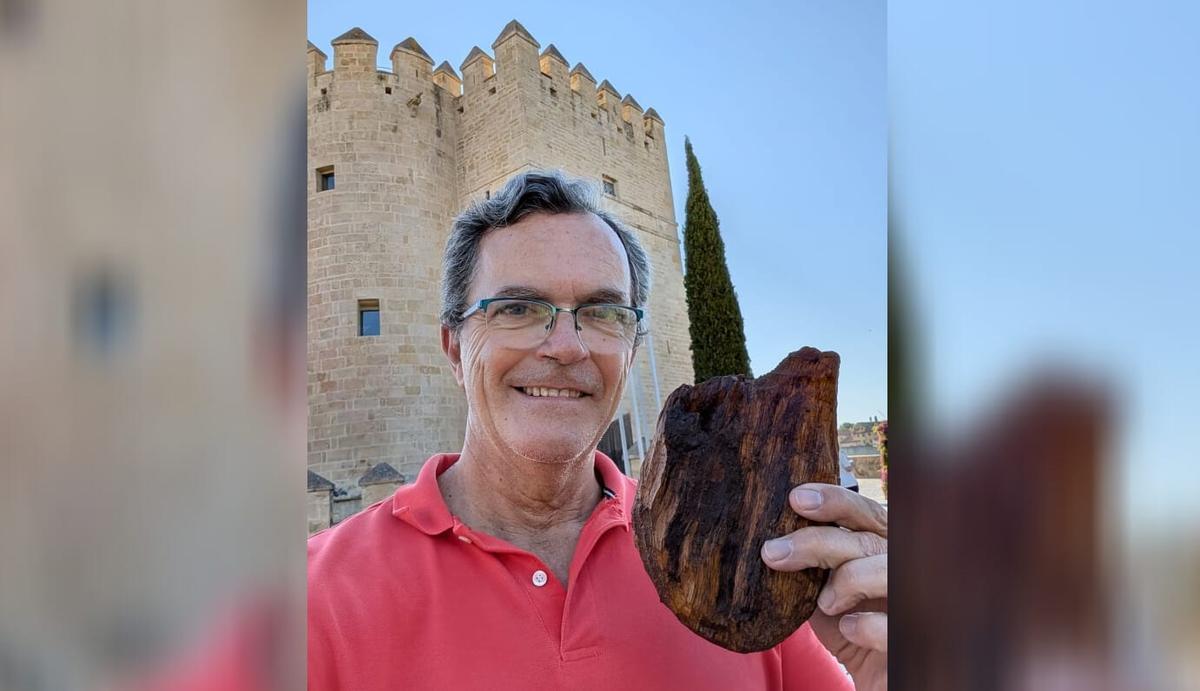 Marcelo Romero con el corazón de madera ligado a la historia del rey escocés Robert de Bruce, ante la Torre de la Calahorra de Córdoba, donde se perdió y ahora ha sido recuperado.