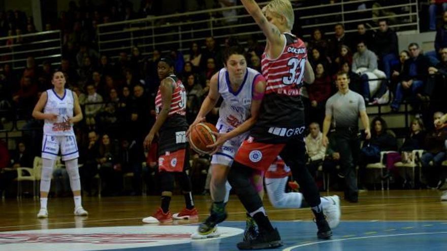 Colhado defensa la jugadora de l&#039;Uni Ferrol Beatriz Sánchez, en una jugada del partit d&#039;ahir.