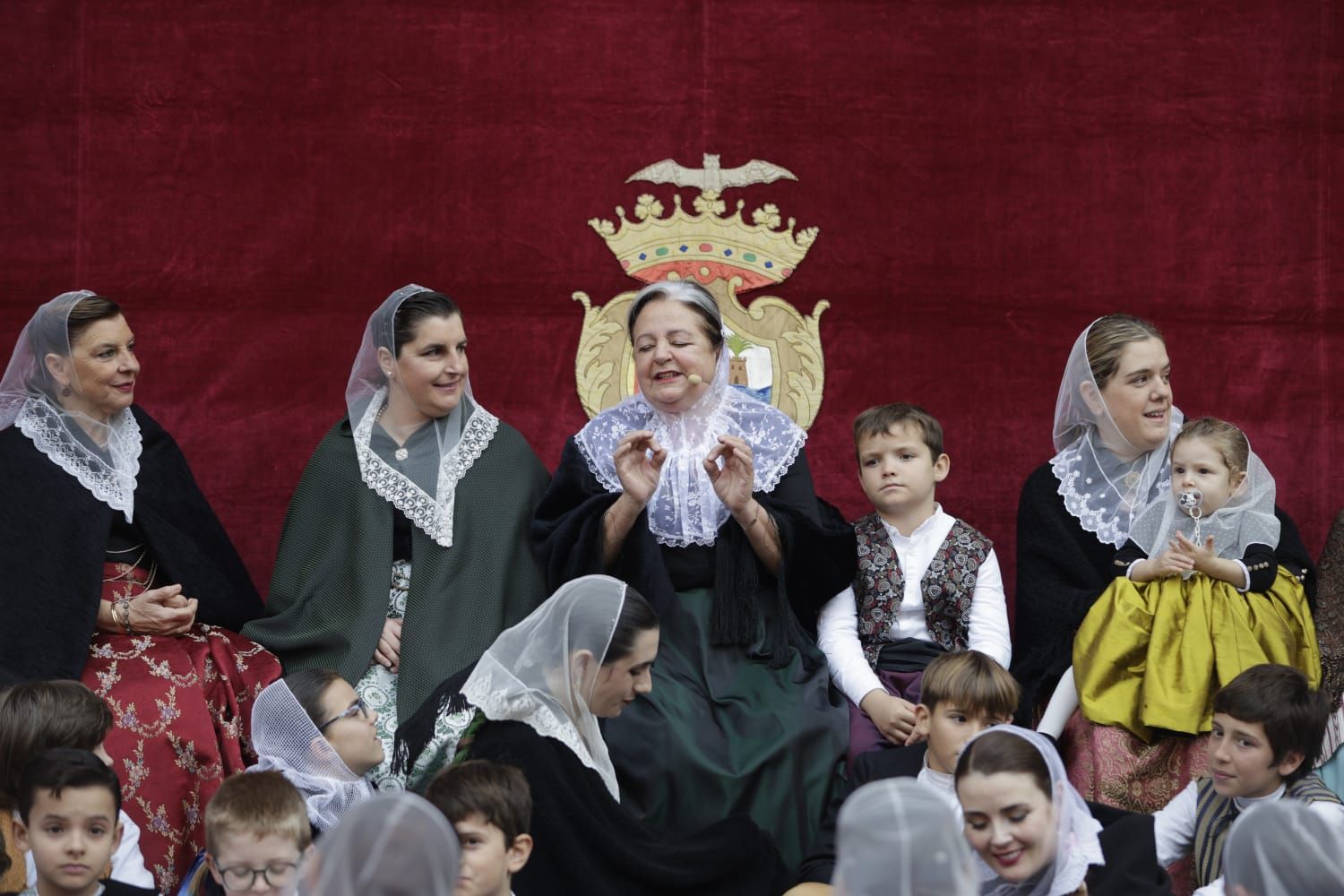 La plaza de Cort de Palma luce ya el estandarte del Rei en Jaume y la Cimera del Rei Martí