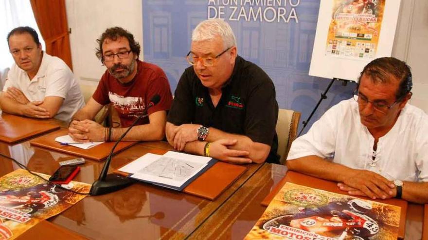 El presidente de la AMZ expone los pormenores de la exhibición motera en el ayuntamiento.