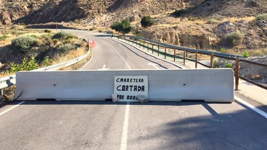 La carretera ´El atajo´, cuyas obras están paralizadas, es uno de los accesos de Ricote.