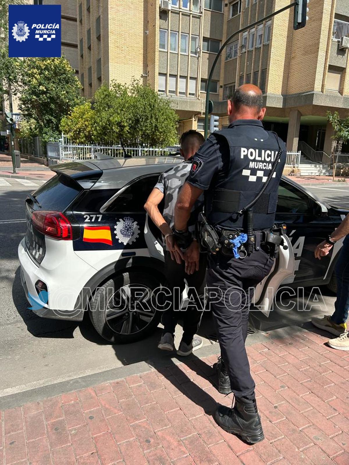 La Policía Local de Murcia detiene a un 'gorrilla'