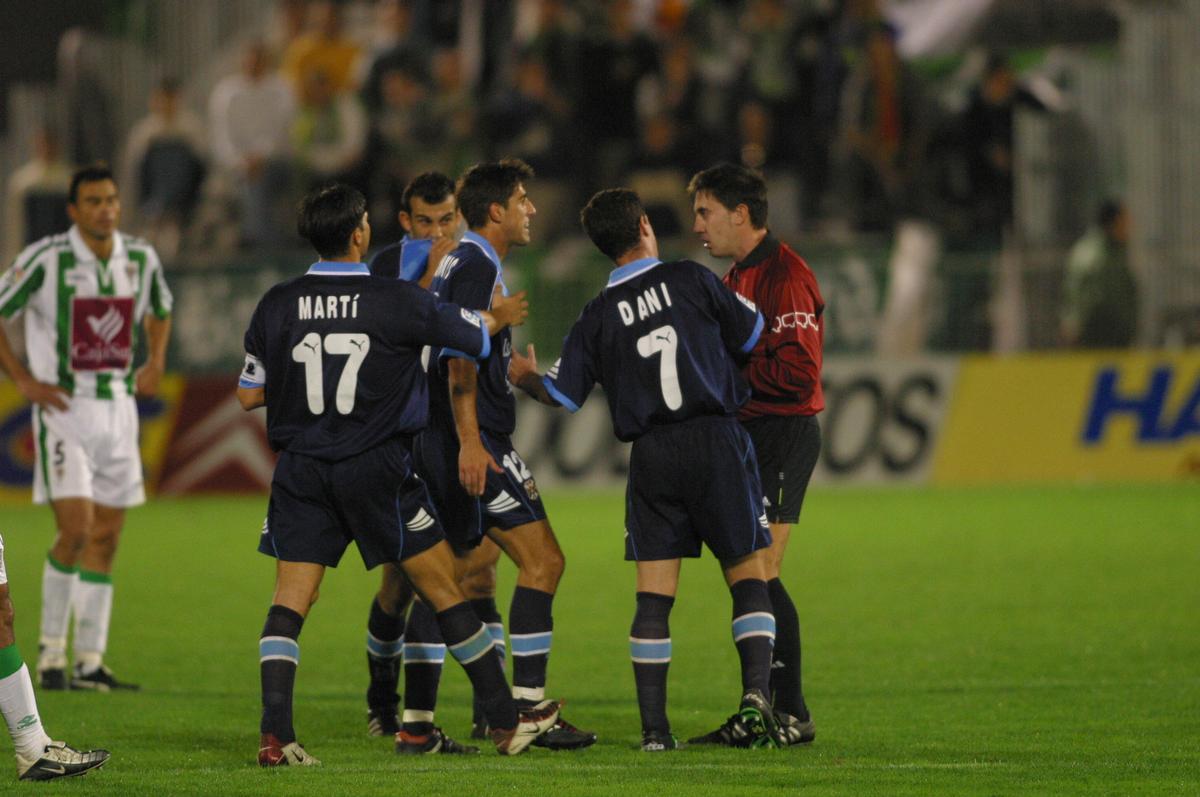Paunovic discute en El Arcángel con el árbitro del Córdoba CF-Tenerife, el 4 de enero del 2003.
