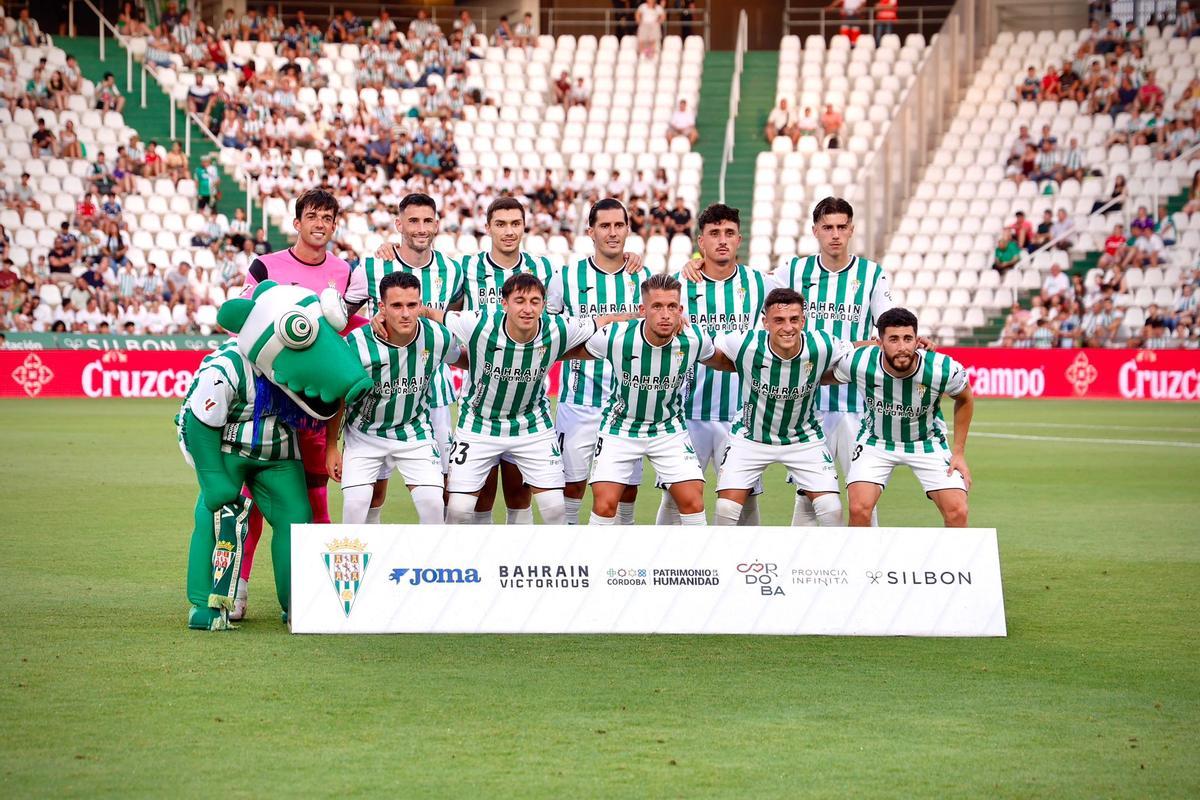 Once inicial del Córdoba CF ante el Huesca, con las gradas visiblemente despobladas en el fondo.
