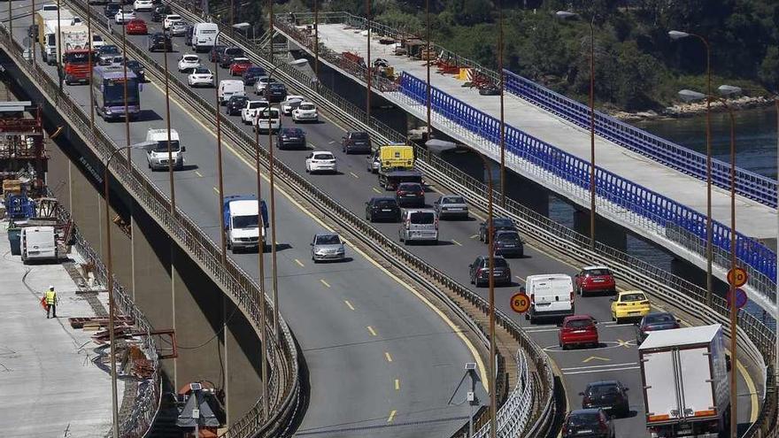 Barandillas azulonas delimitan los nuevos carriles del puente  |  Los obreros avanzan en la instalación de una baranda a lo largo del viaducto de Rande que sobre todo por su color contribuye a destacar aún más el montaje de los dos tableros. Como refleja la imagen, el carril añadido desde la orilla sur y orientado hacia San Simón ya luce la llamativa delimitación. La colocación de este complemento se está produciendo con una formidable rapidez. Así ocurre desde hace unos meses con todos los trabajos vinculados a la ampliación del paso elevado, como las dovelas. Las principales estructuras que soportarán los nuevos carriles llevan semanas colocadas y en las próximos días arrancará el ensamblaje del resto.