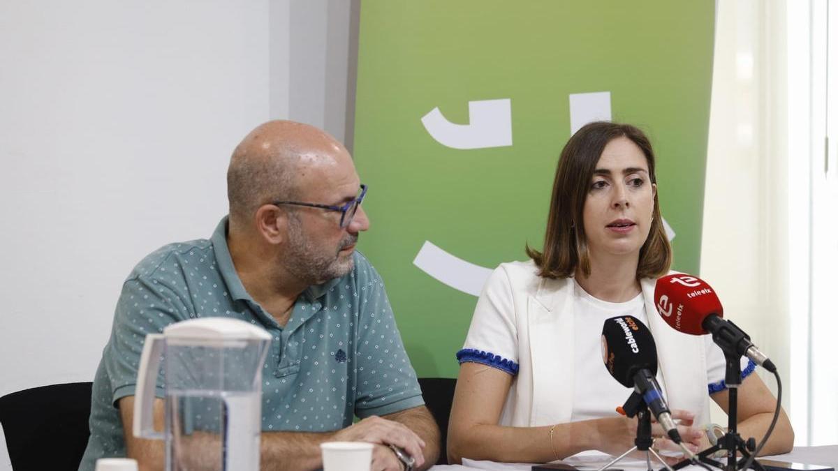 Felip Sànchez y Esther Díez, durante la comparecencia de hoy para reclamar agilidad en el Conservatorio de Elche