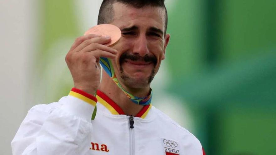 Carlos Coloma, emocionado, con su medalla de bronce.