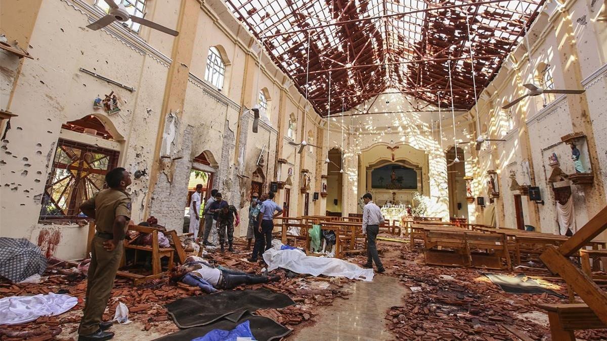 Interior de la iglesia de San Sebastián en Colombo, Sri Lanka,  tras la explosión.