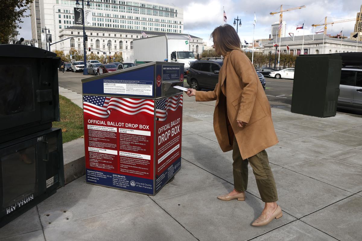San Francisco (United States), 08/11/2022.- A voter drops off her ballot at a drop box outside San Francisco City Hall in San Francisco, California, USA, 08 November 2022. The US midterm elections are held every four years at the midpoint of each presidential term and this year include elections for all 435 seats in the House of Representatives, 35 of the 100 seats in the Senate and 36 of the 50 state governors as well as numerous other local seats and ballot issues. (Elecciones, Estados Unidos) EFE/EPA/JOHN G. MABANGLO
