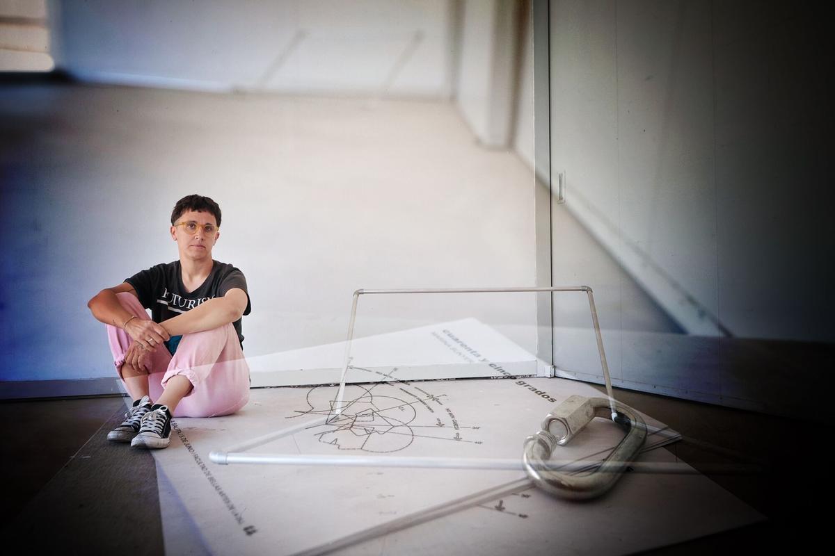Marina Sunyer y una de las piezas de su muestra, 'Cuarenta y cinco grados'.