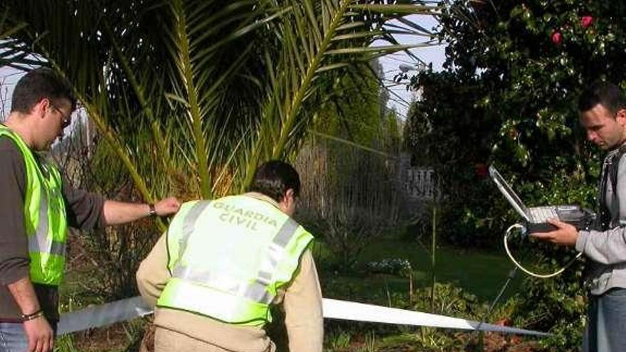 Equipos de la Guardia Civil y un georradar en 2006 buscando restos del bergondés.
