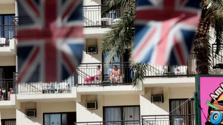 Turistas británicos en el balcón de un hotel de la «zona guiri».
