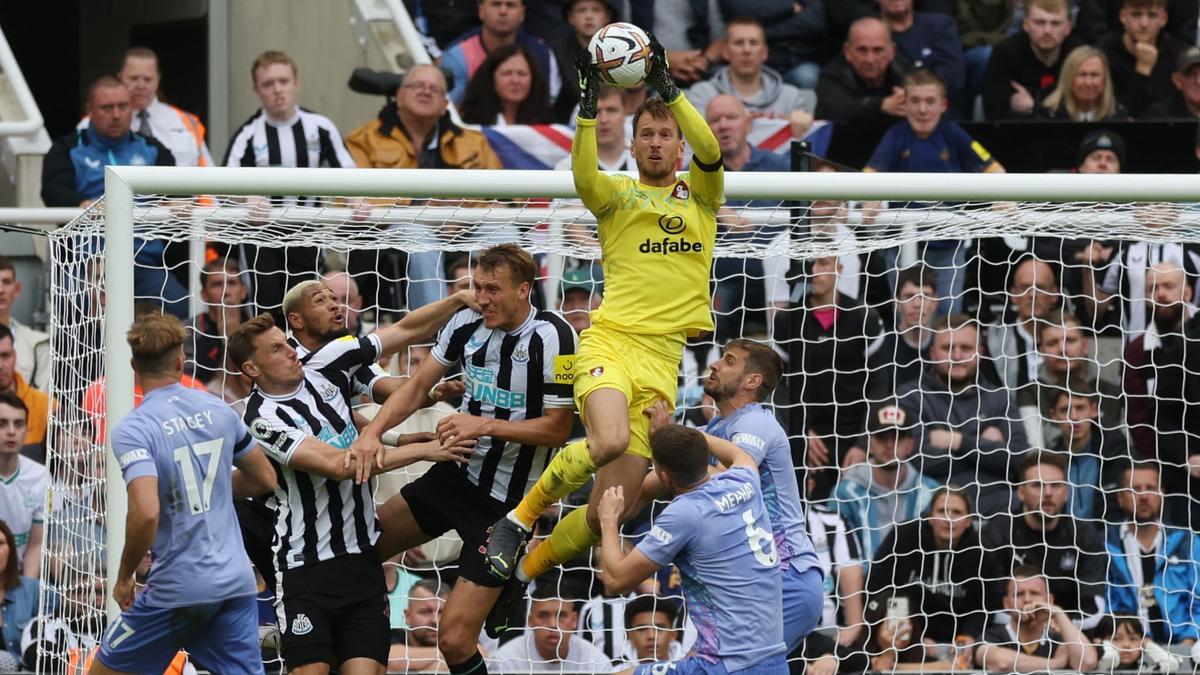 Neto atrapa un balón en la visita del Bournemouth al Newcastle.