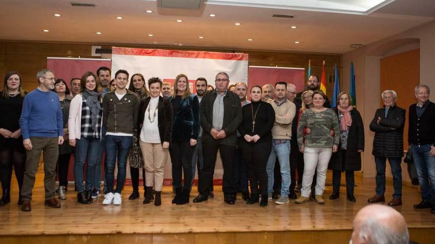 Los integrantes de la candidatura del PSOE a las elecciones municipales, con Carmen Arbesú en el centro, junto a María Fernández, ayer, en la Casa de Cultura de Sama.